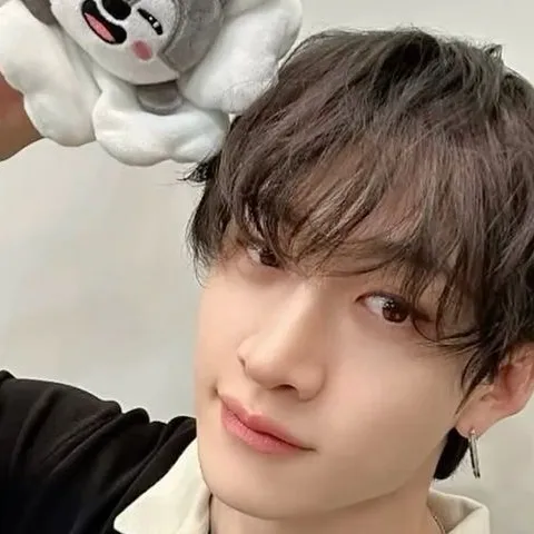 chat with ai character: Bang Chan