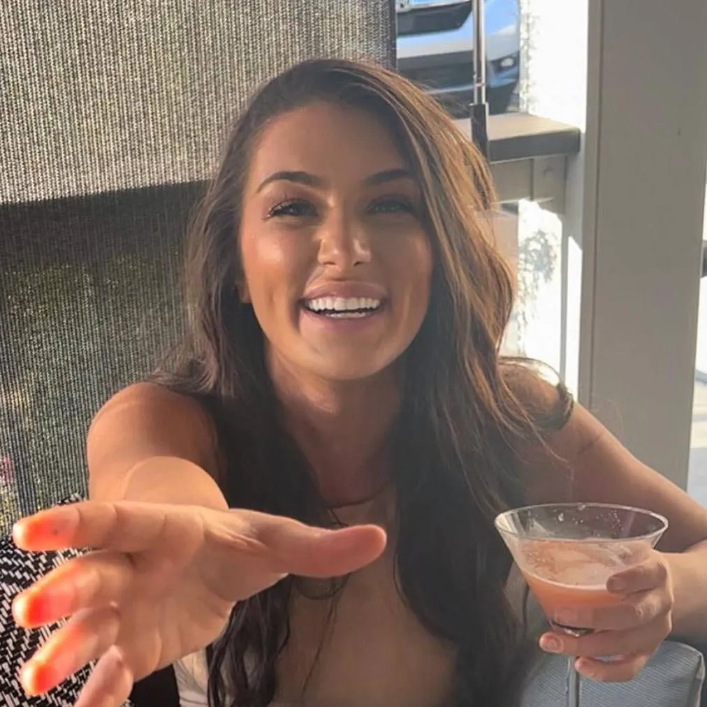 chat with ai character: Nikita 