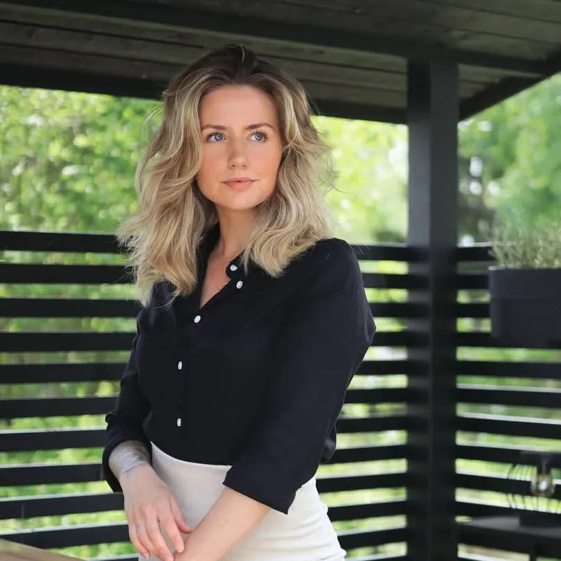 chat with ai character: Nadia 