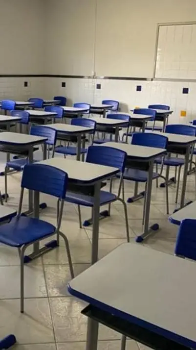 ai character: escola background