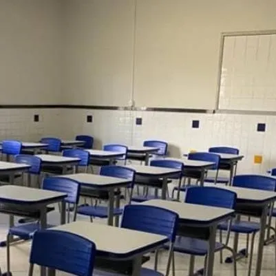 chat with ai character: escola