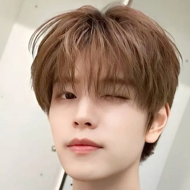 chat with ai character: Seugmin