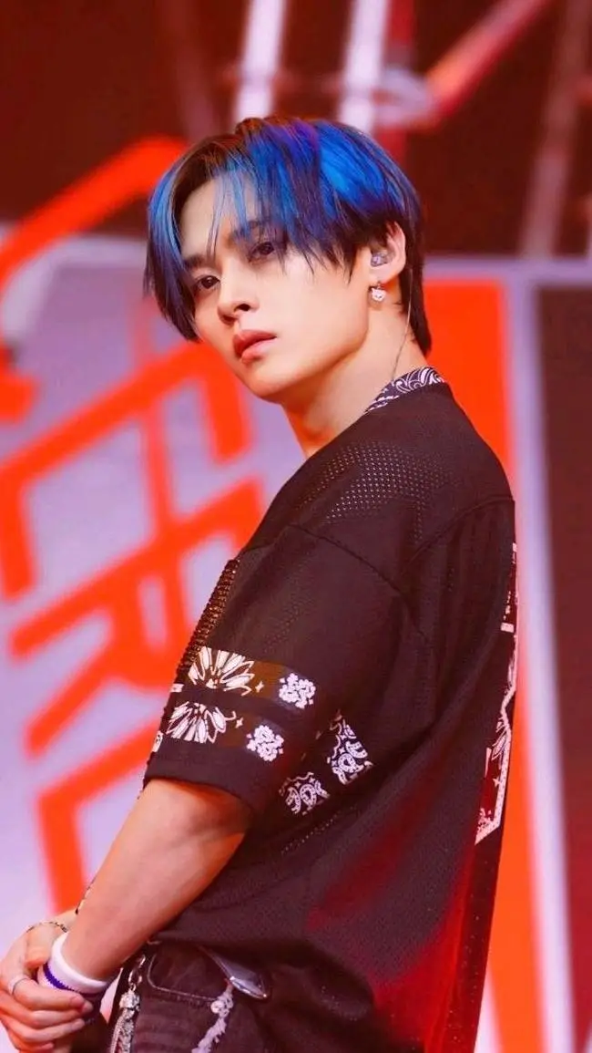 ai character: minho  background