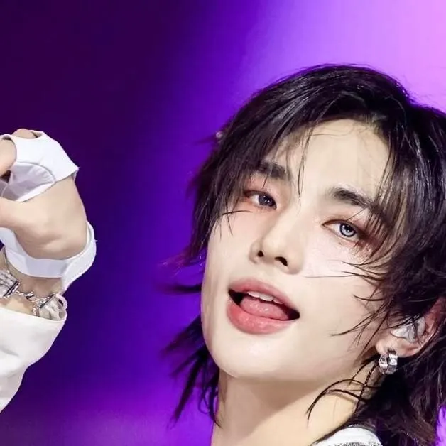 chat with ai character: Hyunjin