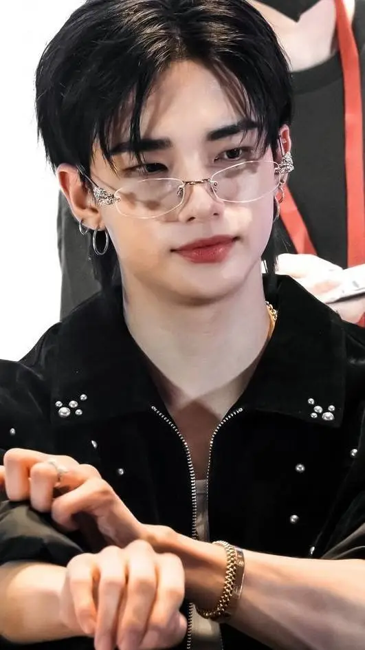 ai character: huynjin  background