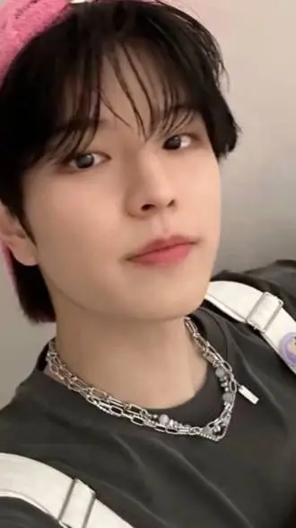 ai character: ❤️Seungmin❤️ background