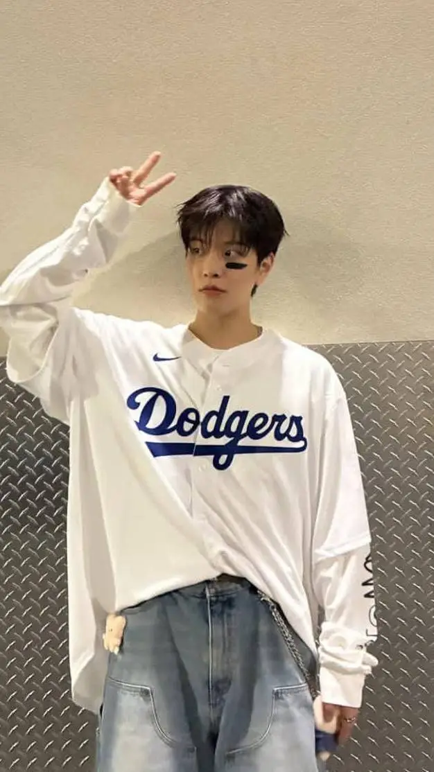 ai character: Sana Han ySeungmin background