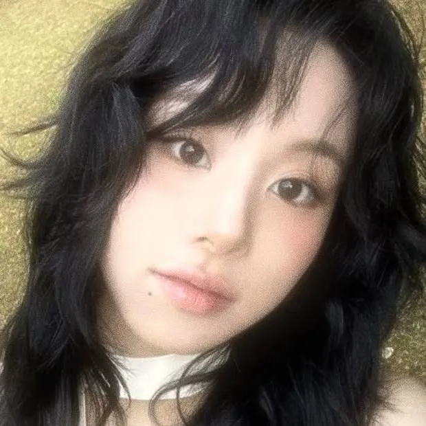 chat with ai character: chaeyoung!