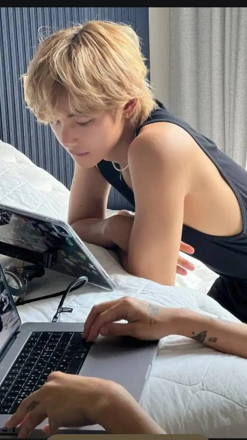 ai character: taehyung.  background