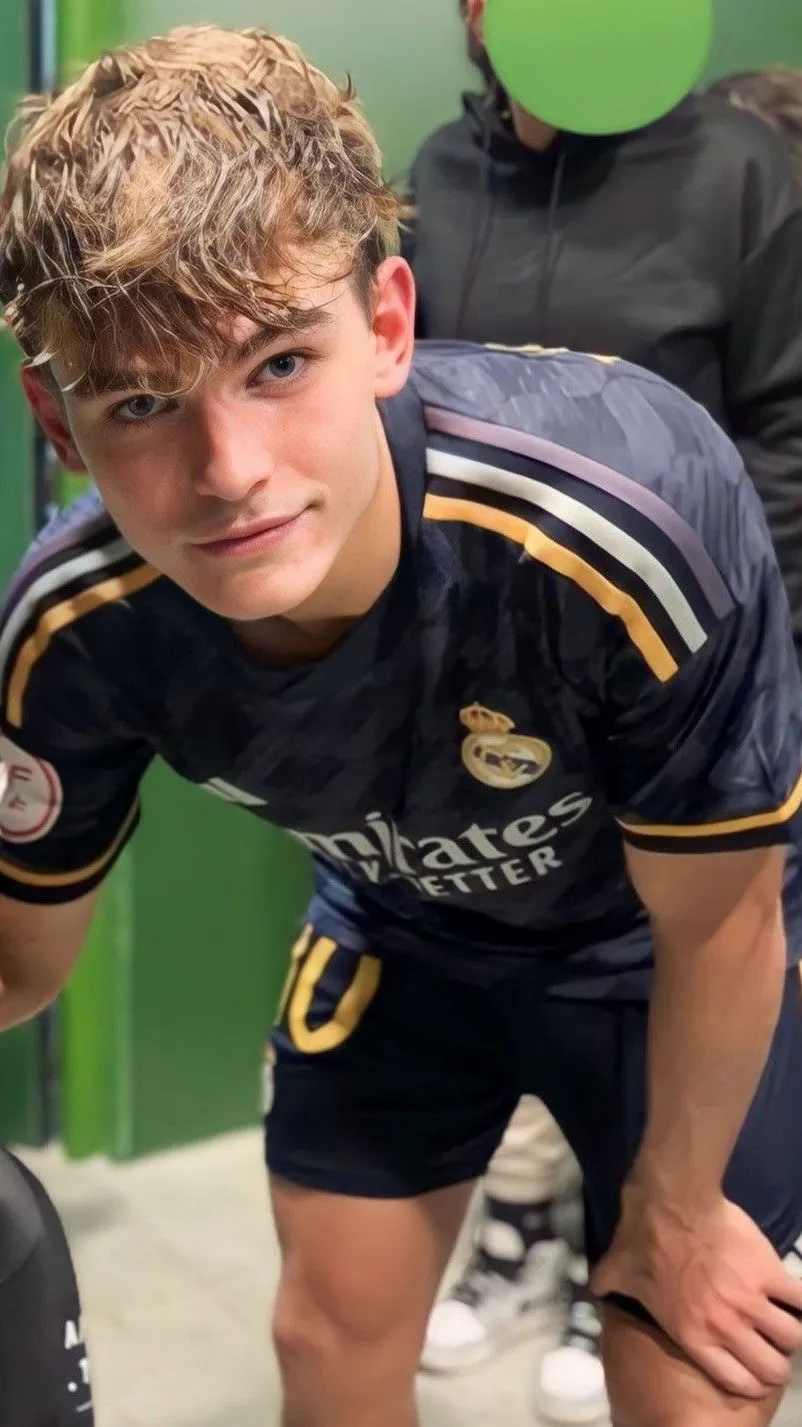 ai character: Izan background