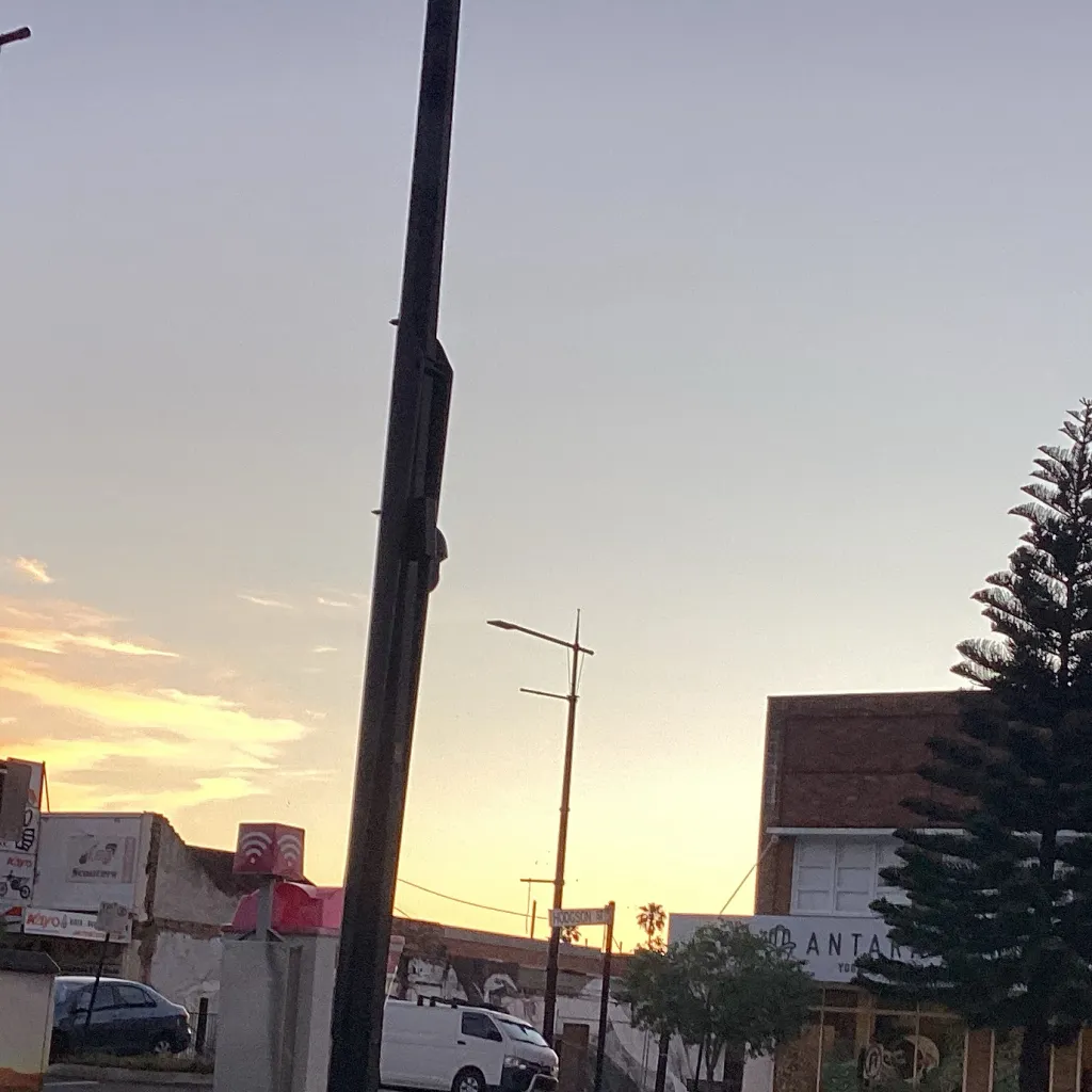 chat with ai character: Parkour Guy