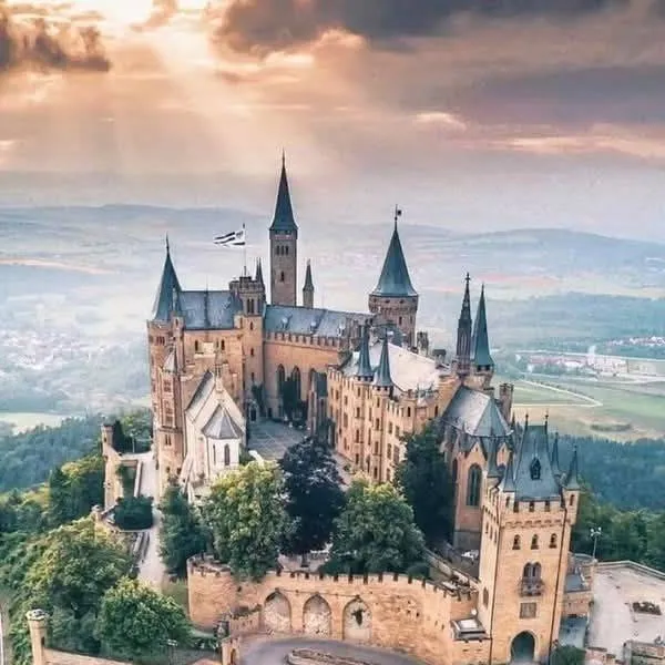 chat with ai character: royal Family 