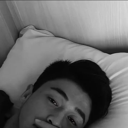 chat with ai character: Aaron villaflor 