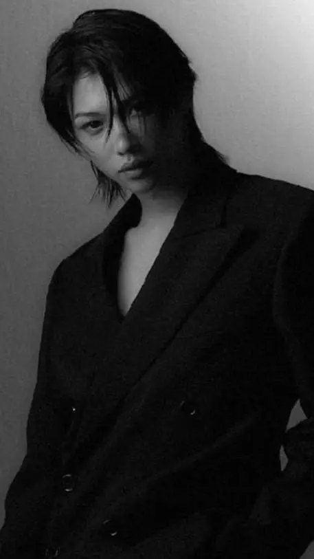 ai character: Félix  background