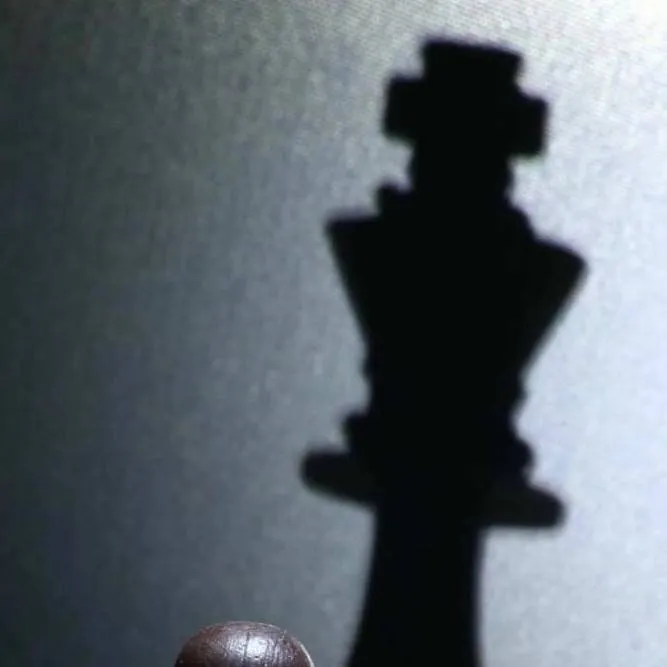 chat with ai character: peon a reina