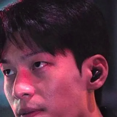 chat with ai character: jun-ho 