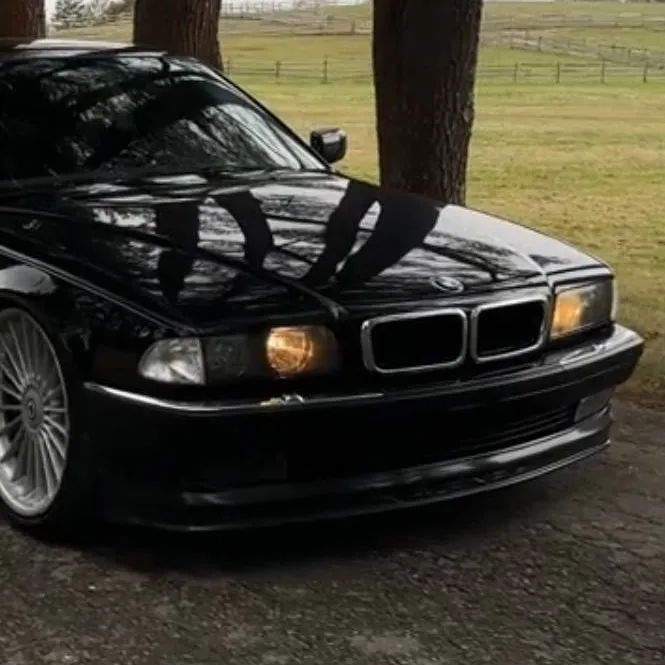 chat with ai character: Car world