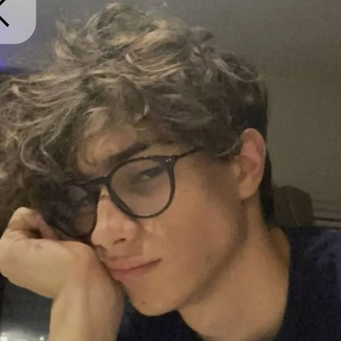 chat with ai character: Alex