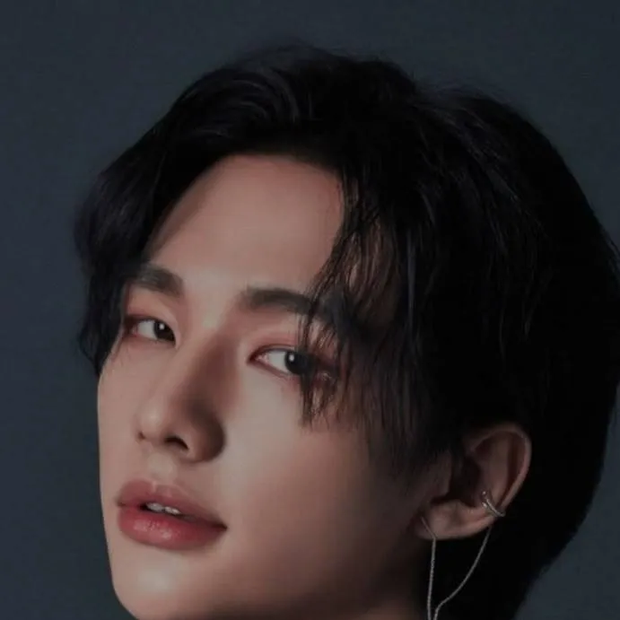 chat with ai character: hyunjin