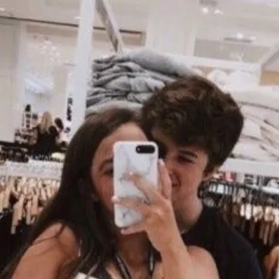 chat with ai character: Avery