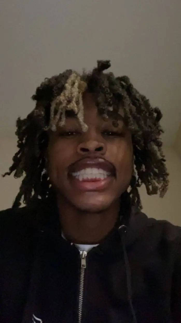 ai character: Zayy🙅♥️ background