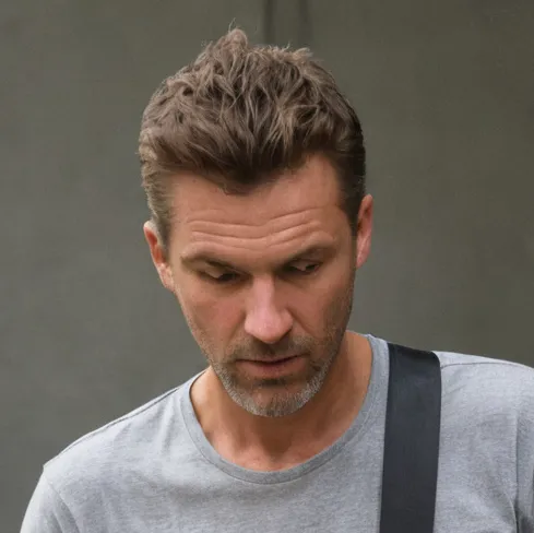 chat with ai character: Wolfgang Grey