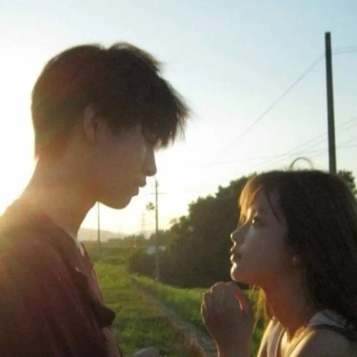 chat with ai character: Amigos o amor?💕✨️