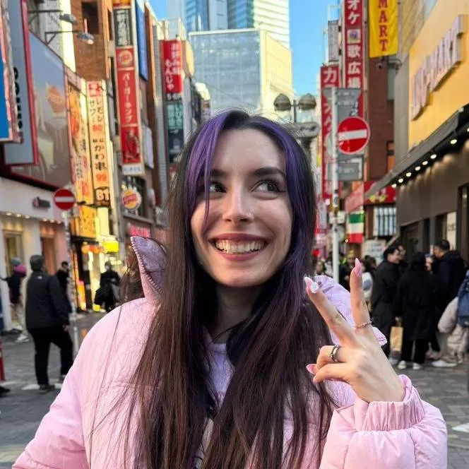 chat with ai character: Evelyn Vallejos