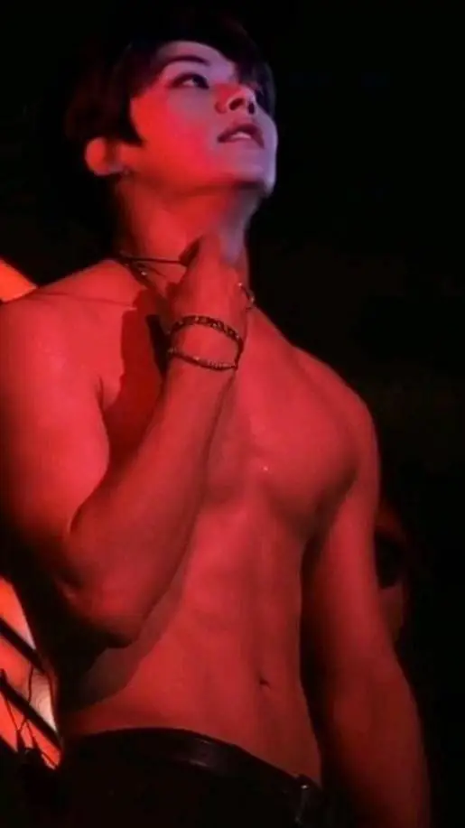 ai character: 🇰🇷leeknow🇰🇷 background