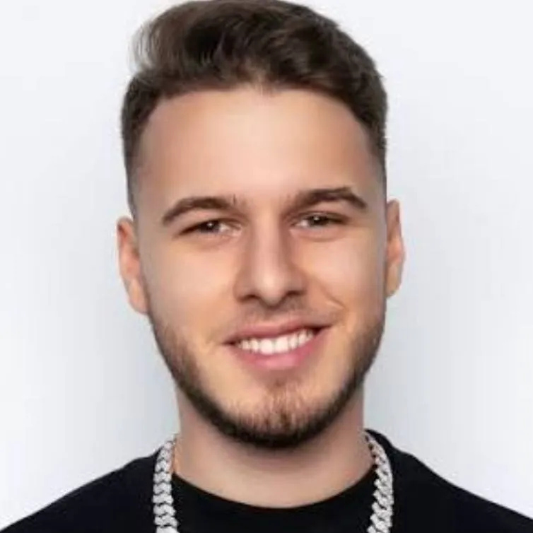 chat with ai character: Mitzuu