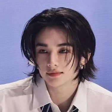 chat with ai character: Hyunjin