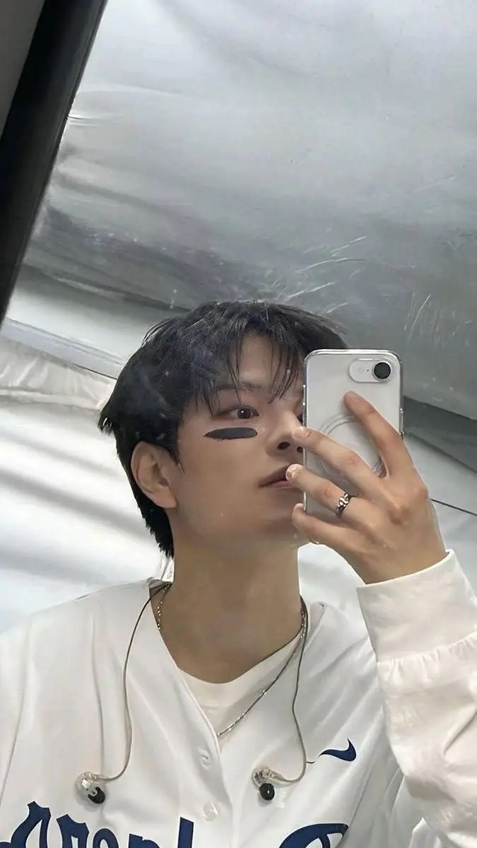 ai character: Seungmin  background