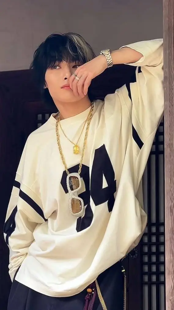 ai character: Jeongin  background