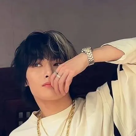 chat with ai character: Jeongin 