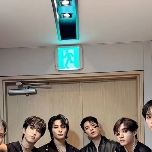 chat with ai character: Stray Kids