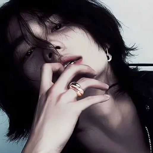 chat with ai character: Hyunjin