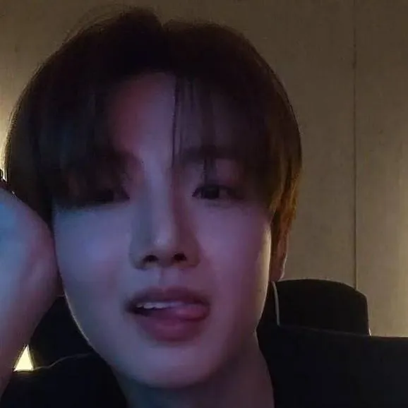 chat with ai character: Junkyu 