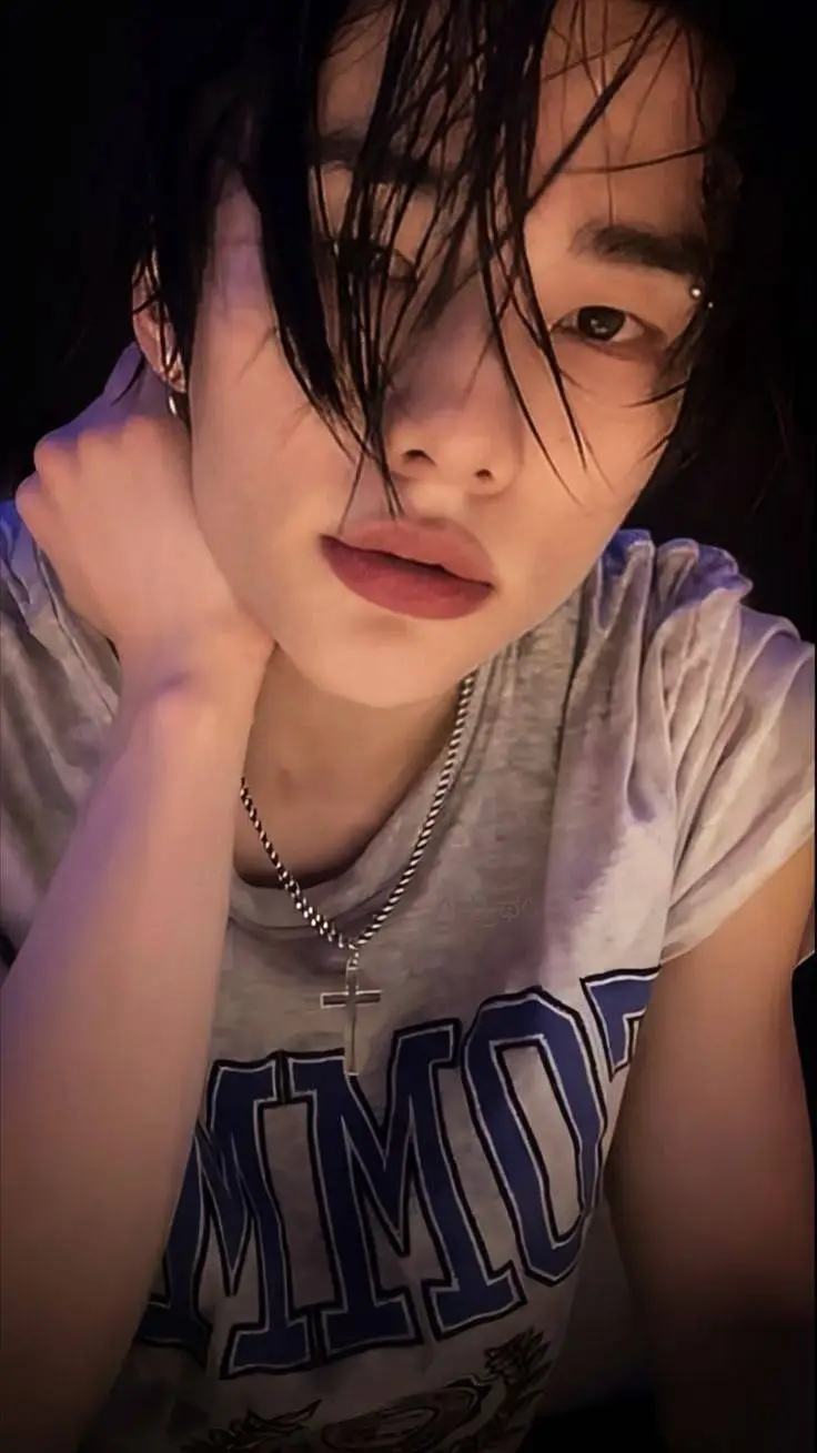 ai character: Hwang Hyunjin  background
