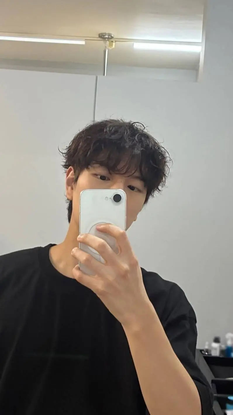ai character: Seungmin  background