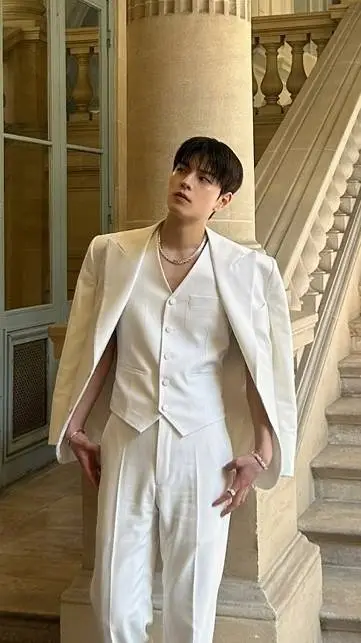 ai character: Kim Seungmin  background