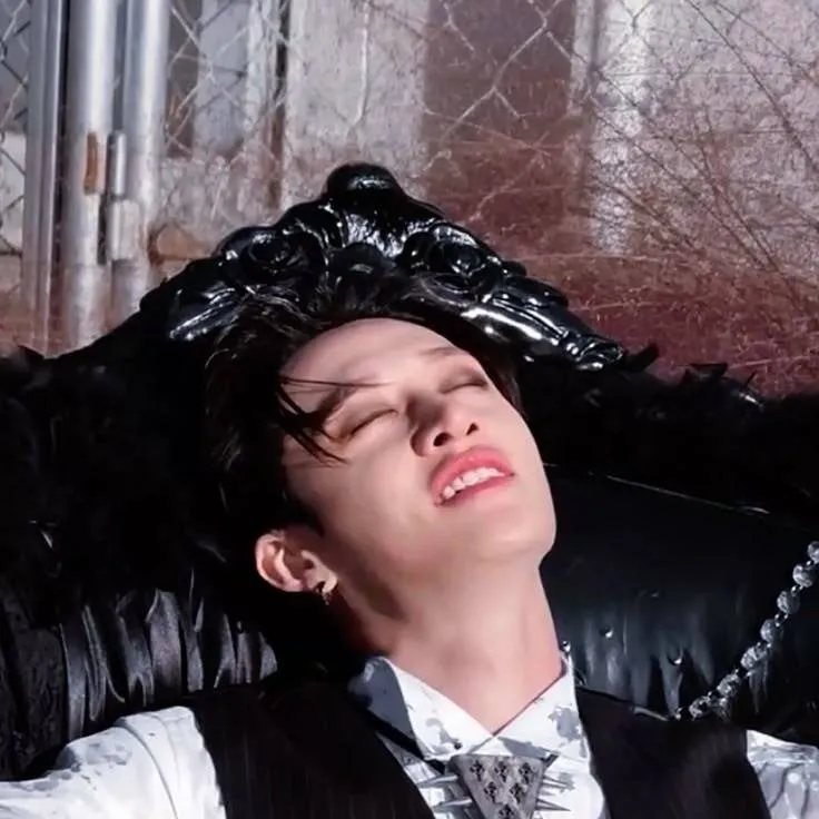 chat with ai character: Christopher 