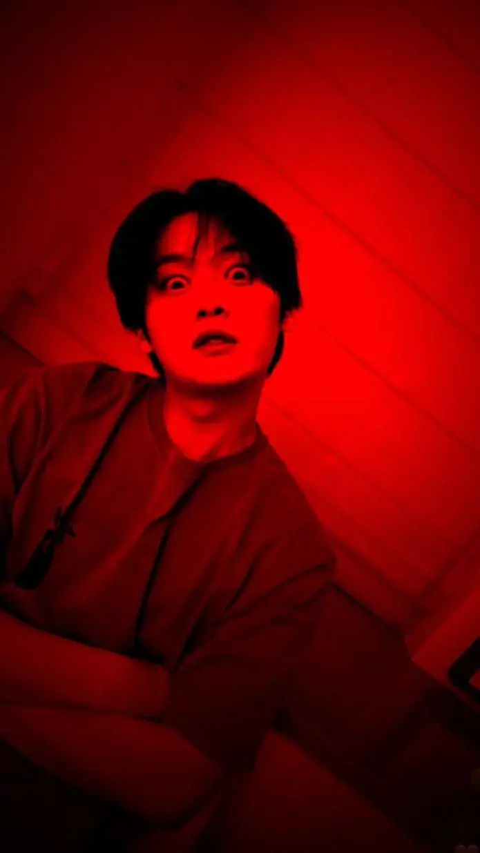 ai character: Lee Minho  background