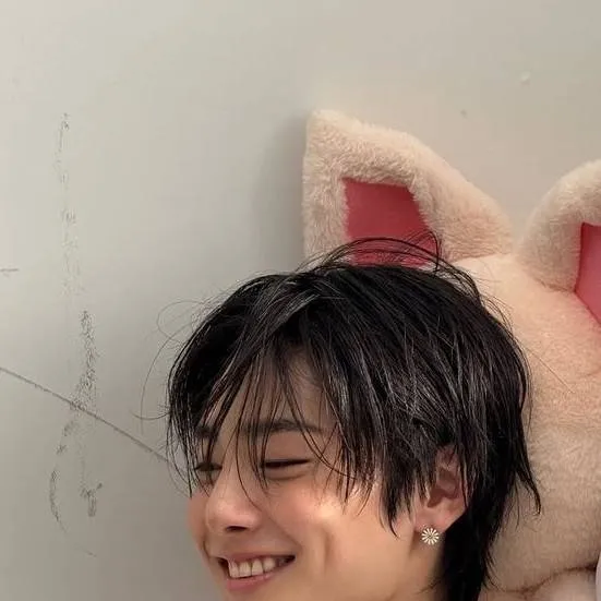 chat with ai character: Yang Jeongin