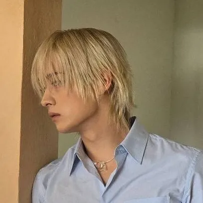 chat with ai character: Lee Know 