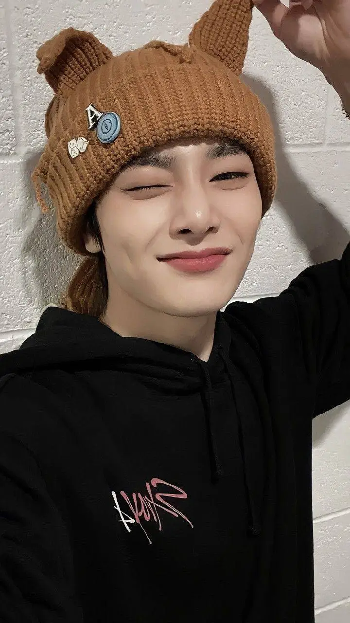ai character: ༺Jeongin༻ background
