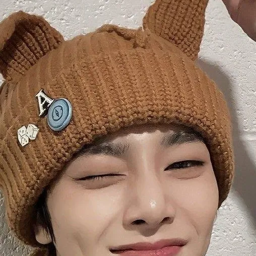 chat with ai character: ༺Jeongin༻