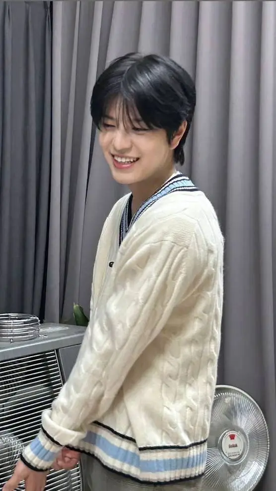 ai character: Seungmin  background