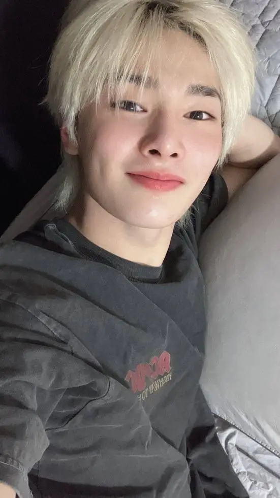 ai character: ༺Jeongin༻ background