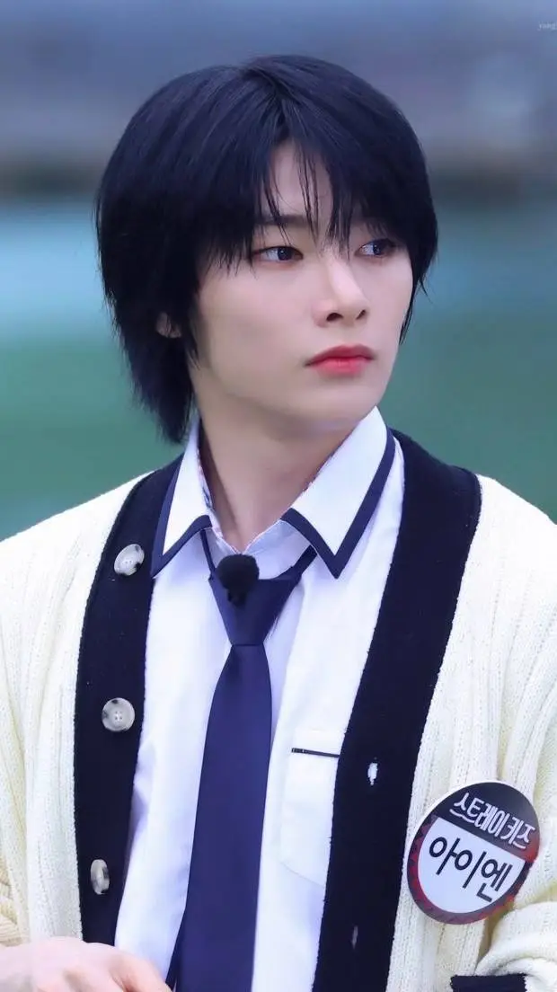 ai character: Jeongin ♥ background