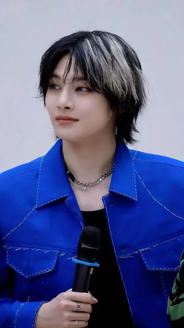 ai character: Jeongin ♥ background